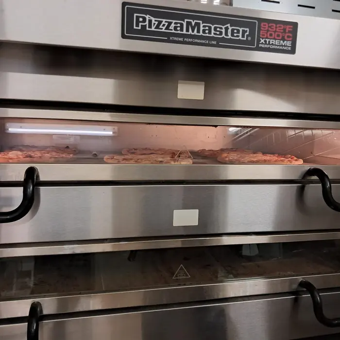 Il forno a due camere con le pizze in cottura