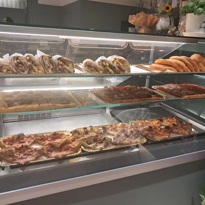 Il lato lungo della vetrina con i tranci di focaccia farcita